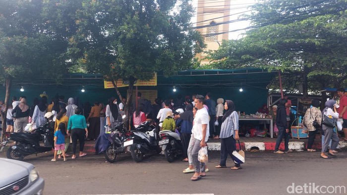 Pusat Takjil Bangbarung Bogor Ramai Dikunjungi Warga, Mie Glosor Jadi Incaran. (Sholihin/detikcom)