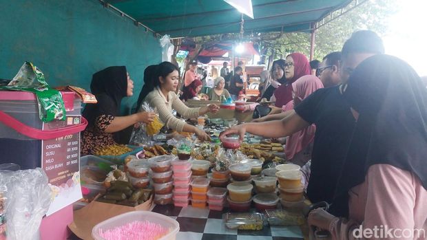 Pusat Takjil Bangbarung Bogor Ramai Dikunjungi Warga, Mie Glosor Jadi Incaran. (Sholihin/detikcom)