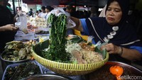 Ada pula yang menjual gudeg, ayam goreng Kalasan, hingga lauk-pauk khas rumah makan Padang.