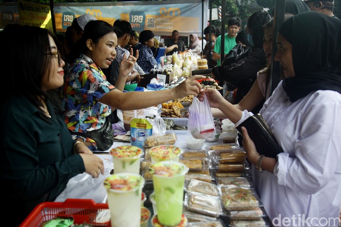 Para pedagang melayani pembeli makanan untuk berbuka puasa (takjil) di Pasar Takjil Bendungan Hilir (Benhil), Jakarta, Selasa (12/3/2024). Pasar musiman selama bulan suci Ramadan yang sudah ada sejak 1985 hingga sekarang menjadi pusat berburu beraneka ragam jajanan dan masakan dari berbagai daerah di Indonesia sebagai menu buka puasa.