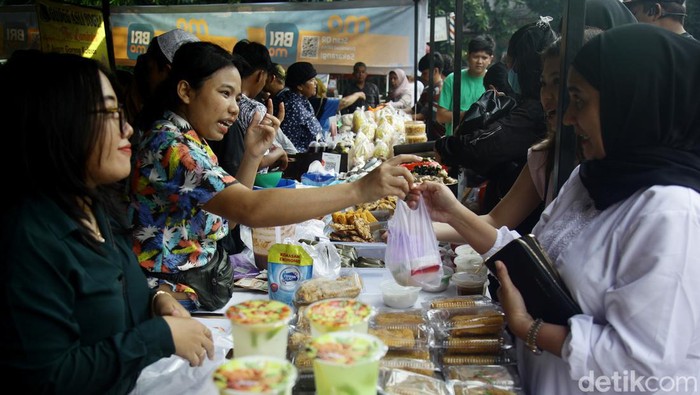 Para pedagang melayani pembeli makanan untuk berbuka puasa (takjil) di Pasar Takjil Bendungan Hilir (Benhil), Jakarta, Selasa (12/3/2024). Pasar musiman selama bulan suci Ramadan yang sudah ada sejak 1985 hingga sekarang menjadi pusat berburu beraneka ragam jajanan dan masakan dari berbagai daerah di Indonesia sebagai menu buka puasa.
