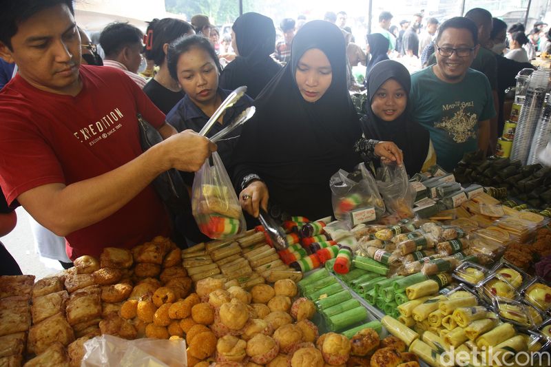 Para pedagang melayani pembeli makanan untuk berbuka puasa (takjil) di Pasar Takjil Bendungan Hilir (Benhil), Jakarta, Selasa (12/3/2024). Pasar musiman selama bulan suci Ramadan yang sudah ada sejak 1985 hingga sekarang menjadi pusat berburu beraneka ragam jajanan dan masakan dari berbagai daerah di Indonesia sebagai menu buka puasa.