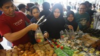 Para pedagang melayani pembeli makanan untuk berbuka puasa (takjil) di Pasar Takjil Bendungan Hilir (Benhil), Jakarta, Selasa (12/3/2024).