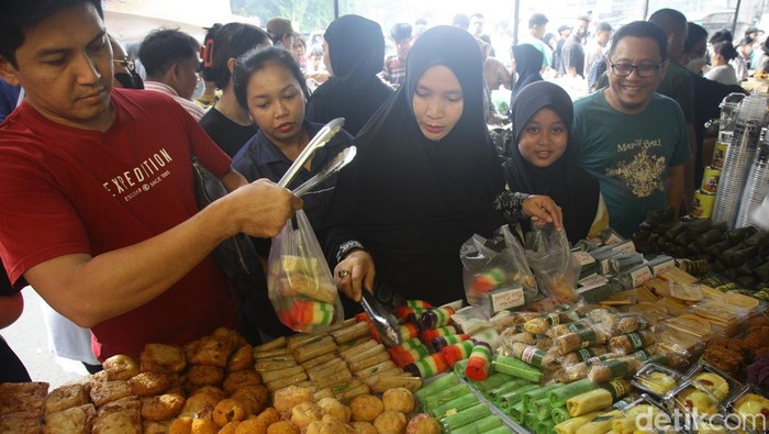 Para pedagang melayani pembeli makanan untuk berbuka puasa (takjil) di Pasar Takjil Bendungan Hilir (Benhil), Jakarta, Selasa (12/3/2024). Pasar musiman selama bulan suci Ramadan yang sudah ada sejak 1985 hingga sekarang menjadi pusat berburu beraneka ragam jajanan dan masakan dari berbagai daerah di Indonesia sebagai menu buka puasa.