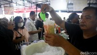 Gimana detikers, tertarik berburu takjil di Pasar Takjil Benhil?
