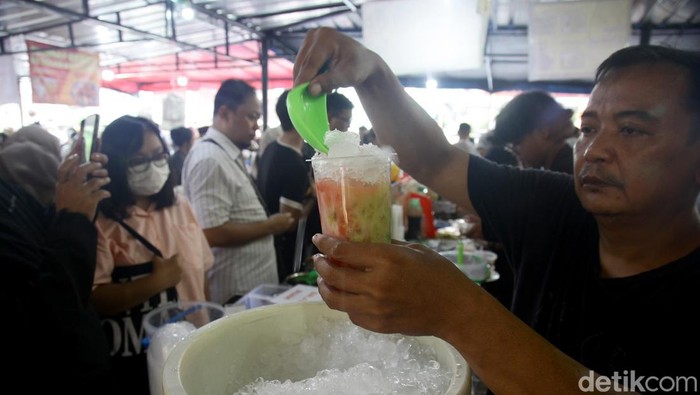 Para pedagang melayani pembeli makanan untuk berbuka puasa (takjil) di Pasar Takjil Bendungan Hilir (Benhil), Jakarta, Selasa (12/3/2024). Pasar musiman selama bulan suci Ramadan yang sudah ada sejak 1985 hingga sekarang menjadi pusat berburu beraneka ragam jajanan dan masakan dari berbagai daerah di Indonesia sebagai menu buka puasa.