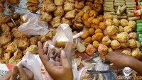 Pasar takjil Benhil menjadi pusat berburu beraneka ragam jajanan dan masakan dari berbagai daerah di Indonesia sebagai menu buka puasa.