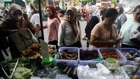 Takjil yang dijual di lokasi ini beragam, seperti serabi, gorengan, lemang, kolak, hingga beragam es.