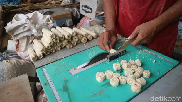 Ranu Adi perajin bonggol jagung sedang membuat gantungan kunci di rumahnya Desa Sarirejo Kecamatan Pati, Selasa (12/3/2024).