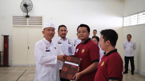 Kalapas Tabanan Muhammad Kameily memberikan remisi Nyepi untuk 82 WBP.
