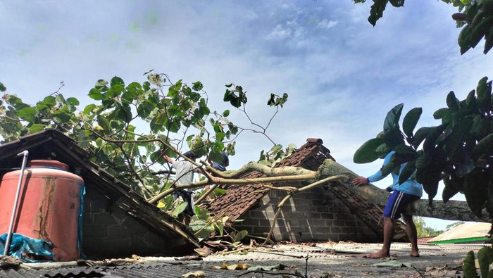 Rumah roboh di Bitar