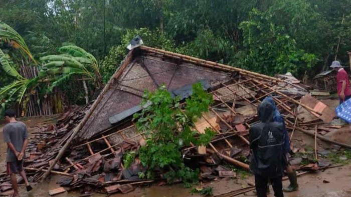 Rumah rusak akibat angin kencang di Kecamatan Malingping, Kabupaten Lebak