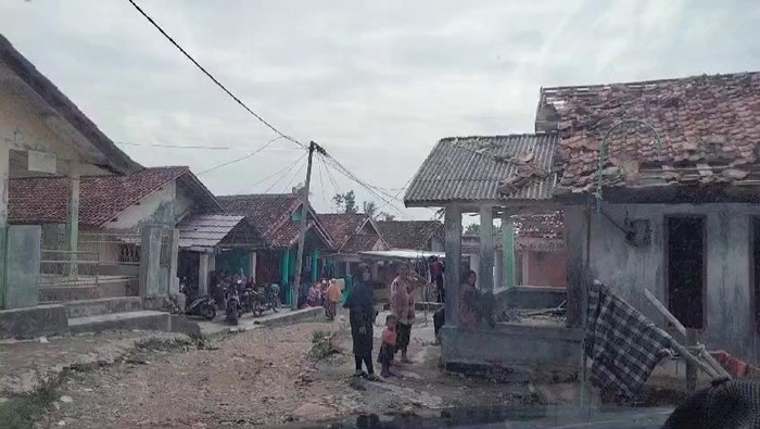 Rumah warga di Lampung Selatan rusak diterjang angin puting beliung.