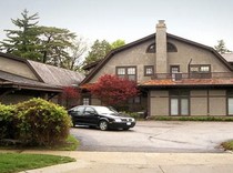 Hartanya Rp 2.000 Triliun Tapi Tinggal di Rumah Rp 400 Juta-an