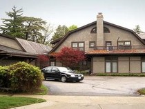 Orang Kaya Ini Tinggal di Rumah Rp 500 Jutaan, Padahal Punya Harta Rp 2.000 T