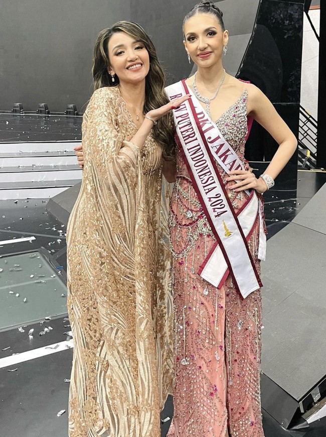 Meski tak membawa mahkota utama, Ghina tetap membuat bangga sang kakak. “Kamulah pemenang di hati kami @ghinarai 🤗 You did your VERY BEST! Sekarang apapun hasilnya, adalah pilihan terbaik dari Allah SWT,” tulis ibu dua anak itu di Instagram untuk sang adik. (Foto: Instagram/tsaniamarwa54)