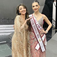 Meski tak membawa mahkota utama, Ghina tetap membuat bangga sang kakak. “Kamulah pemenang di hati kami @ghinarai 🤗 You did your VERY BEST! Sekarang apapun hasilnya, adalah pilihan terbaik dari Allah SWT,” tulis ibu dua anak itu di Instagram untuk sang adik. (Foto: Instagram/tsaniamarwa54)