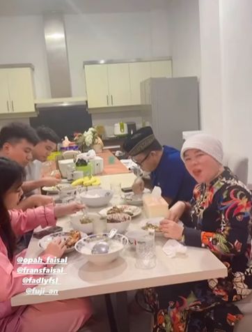 5 Momen Sahur Pertama Para Selebriti, Ayu Ting Ting hingga Fuji
