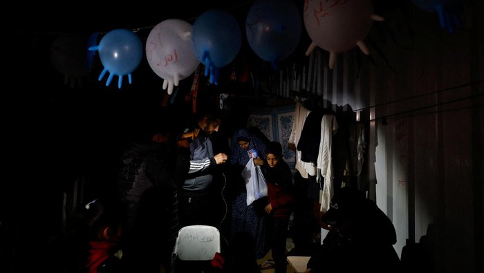 A child holds a lantern as displaced Palestinians prepare their tents for Ramadan, amid the ongoing conflict between Israel and the Palestinian Islamist group Hamas, in Rafah, in the southern Gaza Strip March 9, 2024. REUTERS/Mohammed Salem