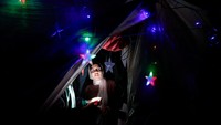 Meskipun terjadi perang, perempuan, laki-laki, dan anak-anak tunawisma di Gaza mendekorasi tenda mereka, anak-anak mengangkat lentera Ramadan dan yang lainnya menggantungkan balon sambil menyanyikan lagu.  
