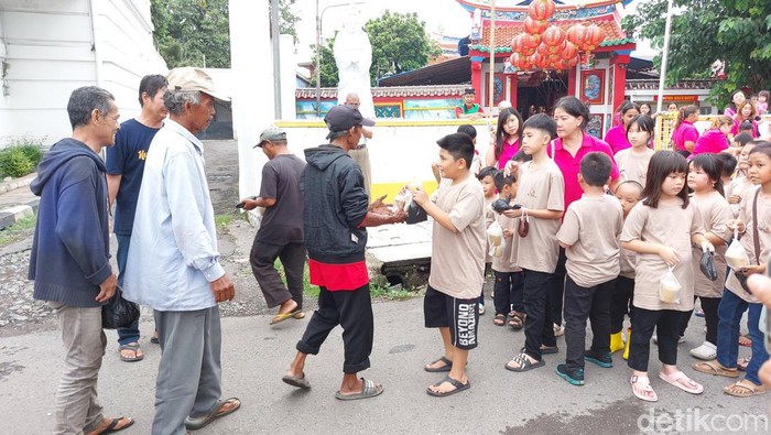 Sejumlah anak dari Vihara Welas Asih saat membagikan takjil kepada umat muslim yang menjalankan ibadah puasa Ramadan.