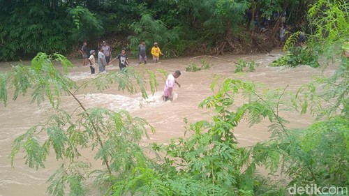 Sejumlah warga mencari petani yang terseret arus Sungai Siboil, Alor, NTT.
