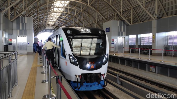 Selama Ramadan penumpang diperbolehkan minun dan makan ringan di LRT Sumsel untuk batalkan puasa.