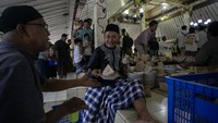 Takjil ini disiapkan secara gotong royong oleh masyarakat.  