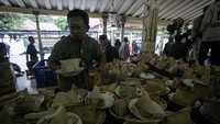 Masjid Gedhe Kauman menyiapkan 1.000 - 1.500 takjil untuk berbuka puasa bagi umat muslim setiap hari selama Ramadan 1445 H.