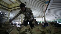 Petugas membagikan takjil di Masjid Gedhe Kauman, Yogyakarta.
