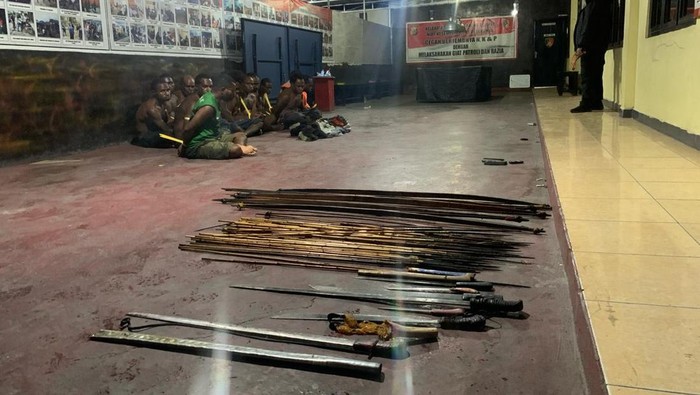 Simpatisan caleg Garuda diamankan polisi usai melakukan penyerangan di Kantor KPU Jayawijaya.