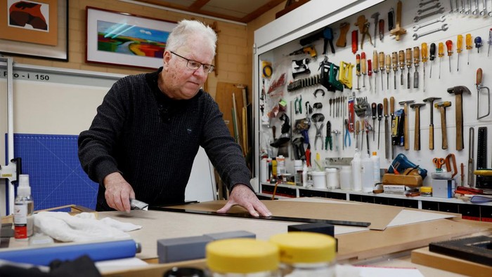 Bert Janssen, 57 tahun, duduk di sofa rumahnya di Herkenbosch, Belanda 29 Februari 2024. Ia menjalani transplantasi jantung pada usia 17 tahun, hampir 40 tahun lalu, menerima donor jantung yang kini diabadikan dalam Guinness Buku Catatan. REUTERS/Piroschka van de Wouw