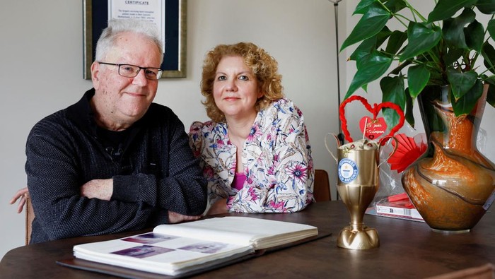 Bert Janssen, 57 tahun, duduk di sofa rumahnya di Herkenbosch, Belanda 29 Februari 2024. Ia menjalani transplantasi jantung pada usia 17 tahun, hampir 40 tahun lalu, menerima donor jantung yang kini diabadikan dalam Guinness Buku Catatan. REUTERS/Piroschka van de Wouw