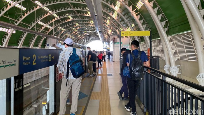 Stasiun LRT Jatimulya dipadati pegawai kantoran di hari pertama puasa (Tina Susilawati/detikcom)