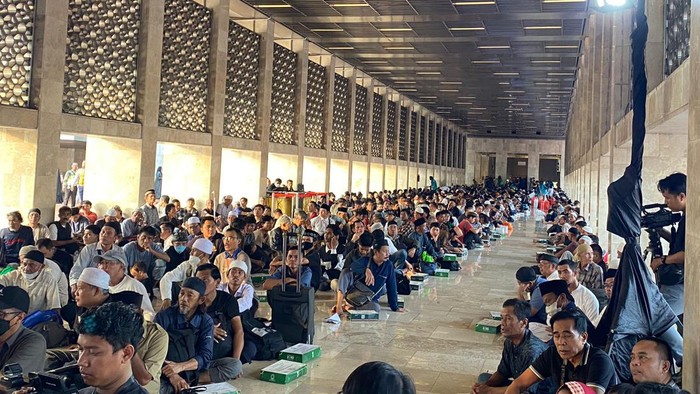 Masjid Istiqlal, Jakarta Pusat, menggelar program buka puasa bersama di hari pertama puasa Ramadan 2024, Selasa (12/3/2024). Turut dihadiri Atase Kedubes Arab Saudi di Jakarta.