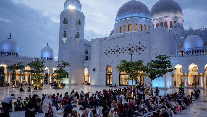 Warga menunggu waktu berbuka puasa saat mengikuti kegiatan buka puasa bersama di Masjid Sheikh Zayed, Solo, Jawa Tengah, Selasa (12/3/2024). Badan Pengelola Masjid Raya Syeikh Zayed menyiapkan 10 ribu menu takjil berbuka puasa setiap harinya yang akan berlangsung selama bulan Ramadan. ANTARA FOTO/Mohammad Ayudha/Spt.