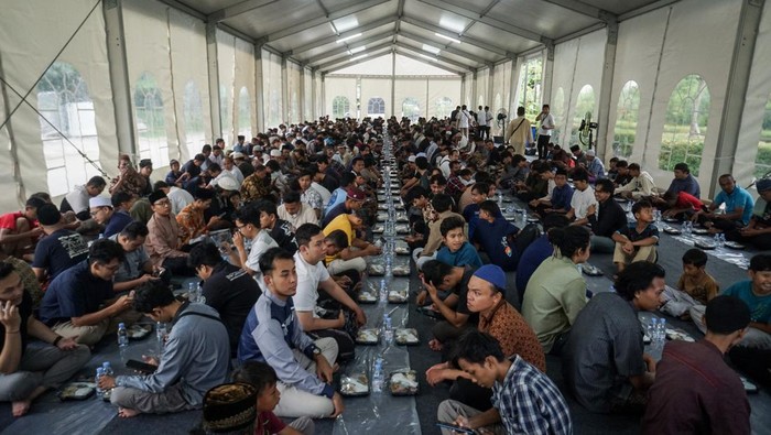 Warga menunggu waktu berbuka puasa saat mengikuti kegiatan buka puasa bersama di Masjid Sheikh Zayed, Solo, Jawa Tengah, Selasa (12/3/2024). Badan Pengelola Masjid Raya Syeikh Zayed menyiapkan 10 ribu menu takjil berbuka puasa setiap harinya yang akan berlangsung selama bulan Ramadan. ANTARA FOTO/Mohammad Ayudha/Spt.