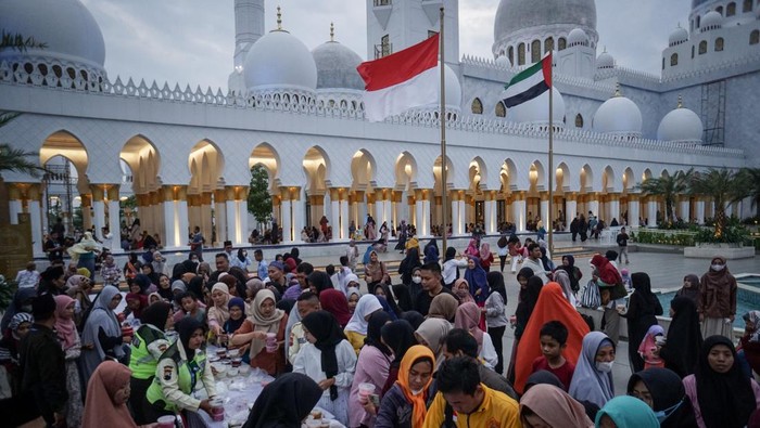 Warga menunggu waktu berbuka puasa saat mengikuti kegiatan buka puasa bersama di Masjid Sheikh Zayed, Solo, Jawa Tengah, Selasa (12/3/2024). Badan Pengelola Masjid Raya Syeikh Zayed menyiapkan 10 ribu menu takjil berbuka puasa setiap harinya yang akan berlangsung selama bulan Ramadan. ANTARA FOTO/Mohammad Ayudha/Spt.