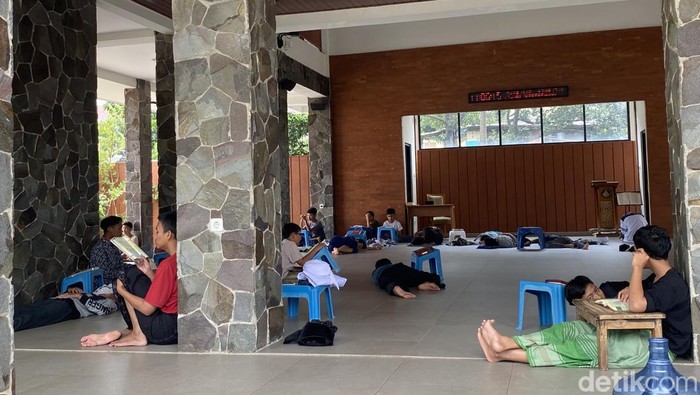 Suasana di Ponpes Khoirur Rooziqiin, Depok, yang tak punya akses (Devi Puspitasari/detikcom)