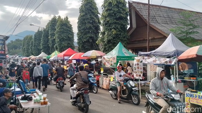Suasana di sekitar Alun-alun Sumedang.