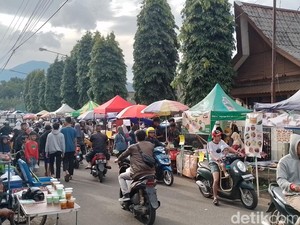 Ragam Kudapan Takjil di Alun-alun Tanjungsari Diburu Warga