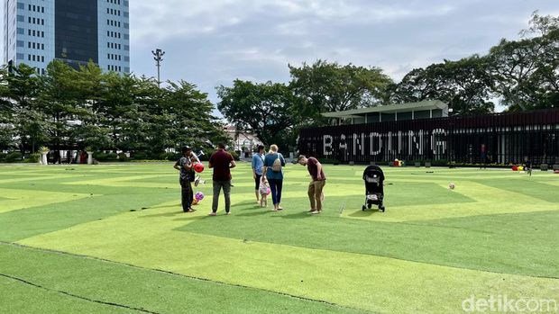 Suasana Kota Bandung hari pertama puasa Ramadan 2024.
