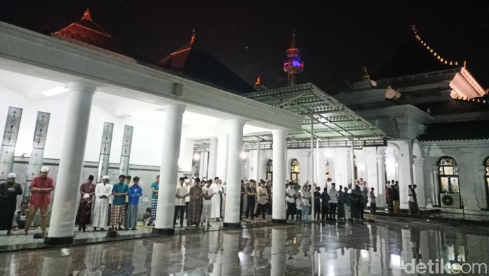 Suasana salat Tarawih di masjid Sultan Mahmud Badaruddin Jayo Wikramo atau masjid Agung Palembang.