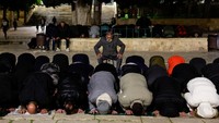 Warga Palestina melaksanakan ibadah di kompleks Al-Aqsa di tengah pembatasan akses oleh otoritas Israel. 