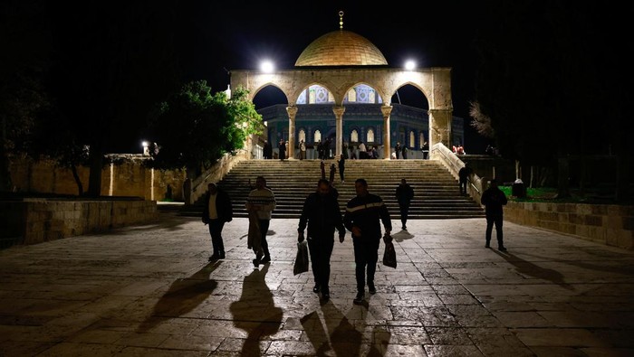 Suasana Salat Tarawih Masjid Al-Aqsa di Tengah Pembatasan Israel Muslim worshippers take part in the evening 'Tarawih' prayers during of the Muslim holy month of Ramadan, at Al-Aqsa compound, known to Jews as Temple Mount, in Jerusalemβs Old City March 10, 2024. REUTERS/Ammar Awad