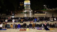 Jemaah nampak khusyuk menjalankan ibadah salat Tarawih. 