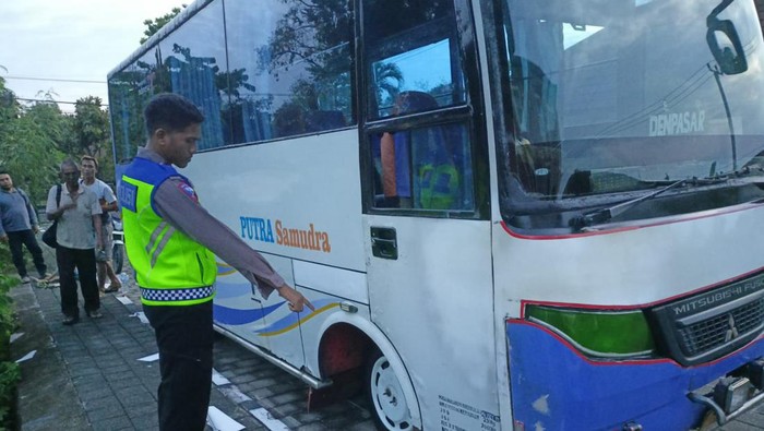 Bus yang menggilas seorang pemotor hingga tewas di Jembrana, Selasa (12/3/2024).