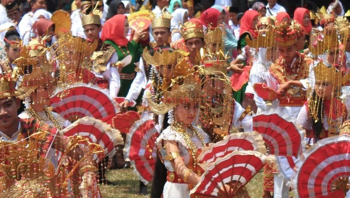 Tari Melinting merupakan tarian adat berasal dari daerah Melinting, Lampung Timur.