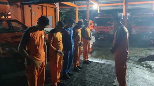 Tim SAR gabungan sebelum mencari nelayan yang hilang di Sikka, Nusa Tenggara Timur,