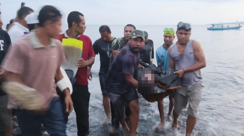 Tim SAR mengevakuasi jenazah Fransiskus Mola Ari (33), nelayan yang tenggelam terseret ombak saat berenang ke perahu di perairan Pelabuhan Aimere, Ngada, NTT. (Dok Basarnas Maumere)